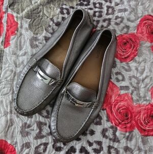 COACH LEATHER METALLIC DRIVING LOAFERS SILVER LOGO 8B